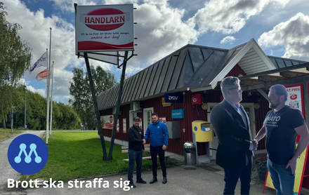 Jag och David utanför Handlar'n i Sköllersta. Han driver butiken. Jag har lovat honom att inte släppa frågan.